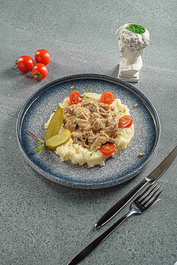 Бефстроганов с грибами и картофельным пюре