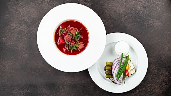 Борщ с говядиной, фасолью, черными тостами и салом