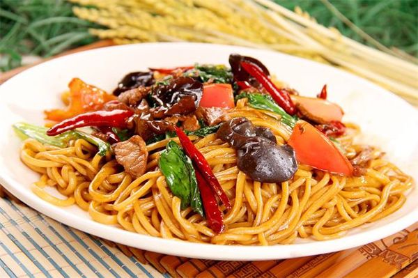 Жареная лапша со говядина