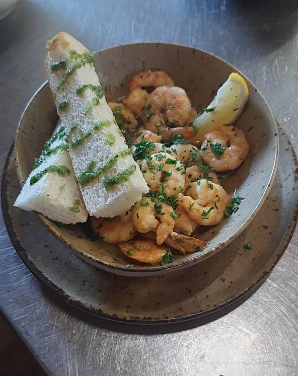 Креветки в сливочно-чесночном масле с хрустящим багетом
