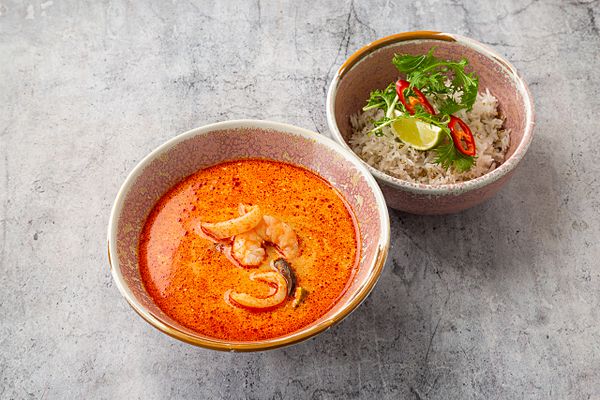 Том Ям с креветками, кальмаром и кокосовым рисом