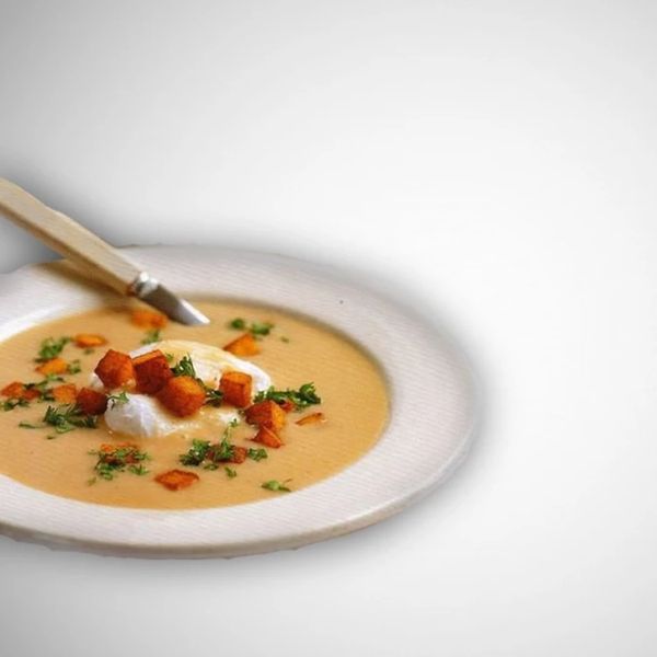 Бульон с яйцом и крутонами