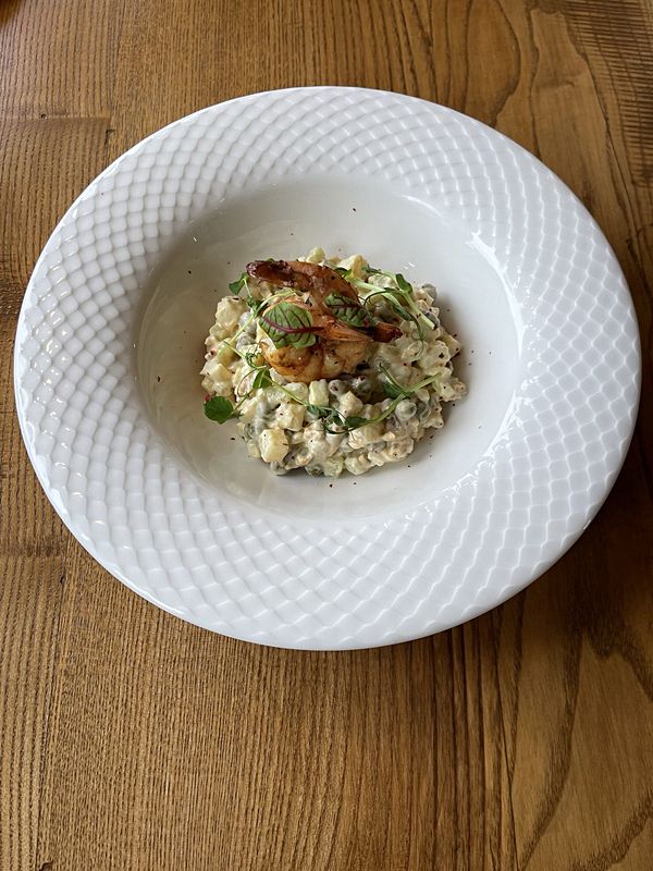 Оливье с тигровыми креветками и мидиями