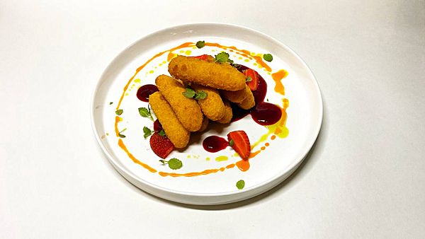 Сырные палочки с ягодным соусом