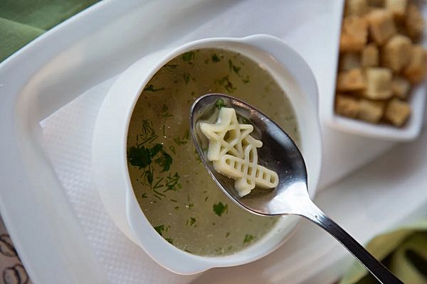 Супчик с детскими макарошками и перепелиным яйцом