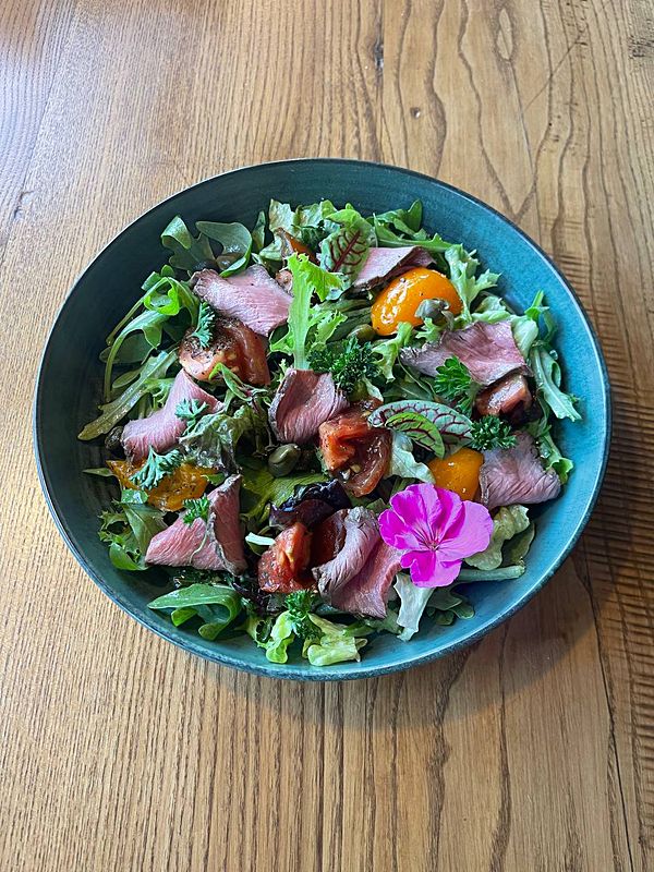 Салат с ростбифом, тонато, руколой и печеными томатами