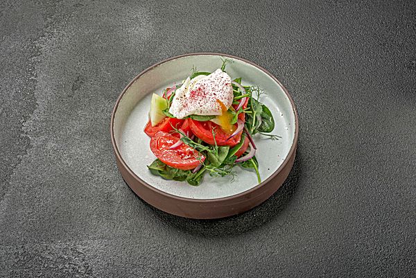 Овощной салат с яйцом Пашот с заправкой маслом / сметаной