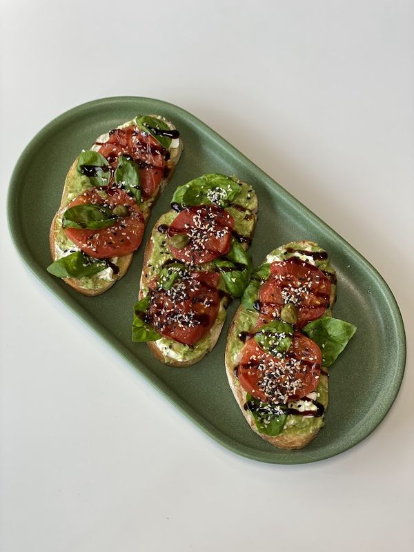 Брускетты с томатами и авокадо