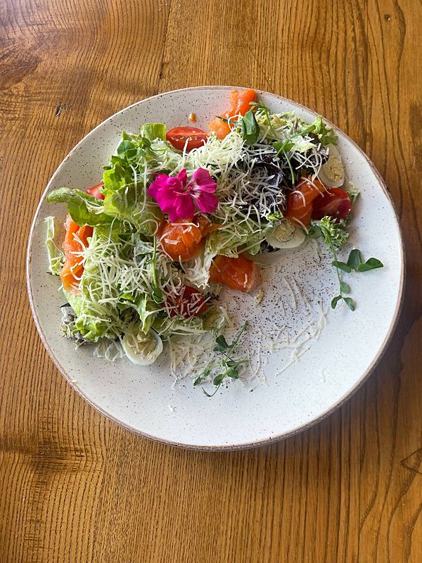 Цезарь с лососем собственного посола