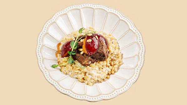 Томленые говяжьи щучки с булгуром и сливой