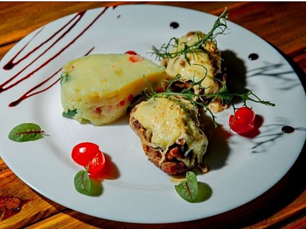 Медальоны из свинины с грибами и сыром