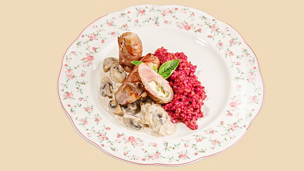 Крученики с корнишонами в хрустящем беконе