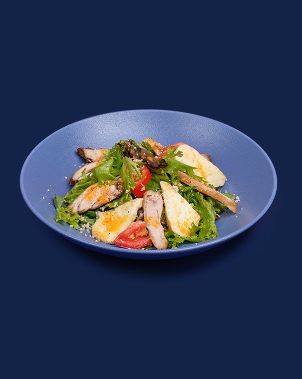 Салат с цыплёнком гриль и сыром халуми