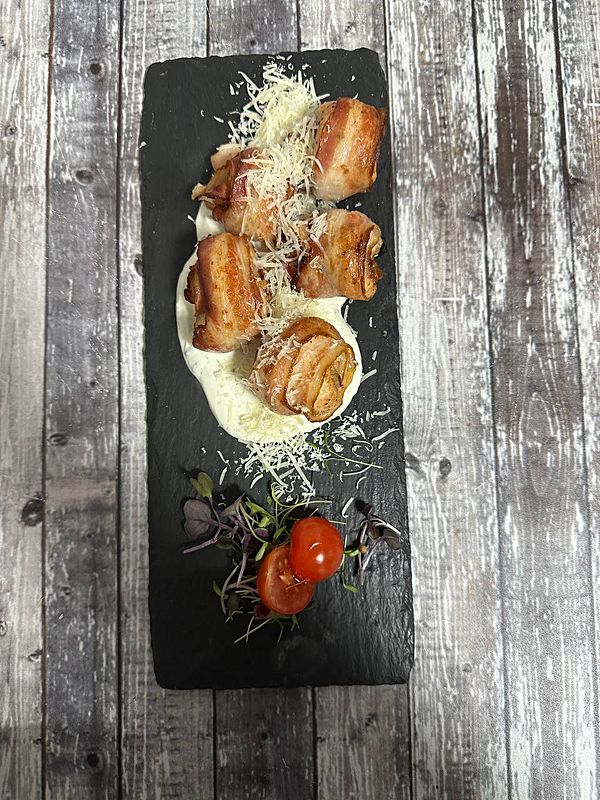 Куринные рулетики в беконе