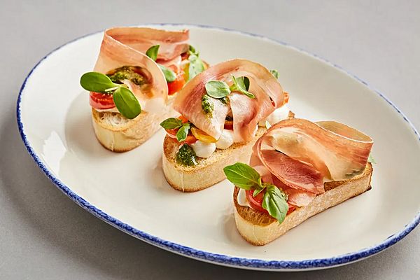 Брускетта с ветчиной крудо и томатами