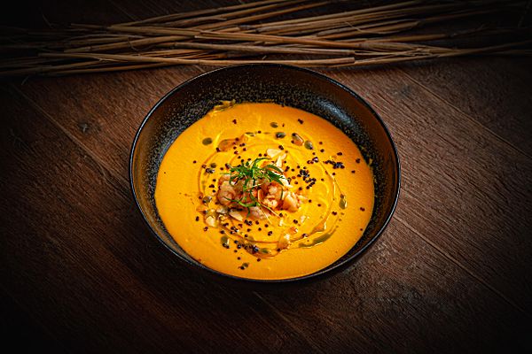 Крем-суп из моркови с креветками