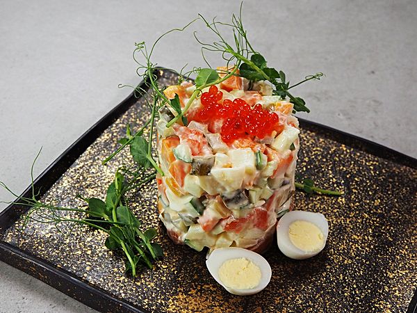 Ле Оливье де Пуассон со слабосолёным лососем, красной икрой и перепелиным яйцом