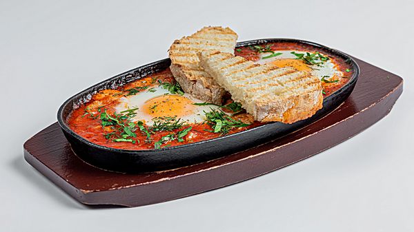 Шакшука с ялтинским луком, томатами и болгарским перцем