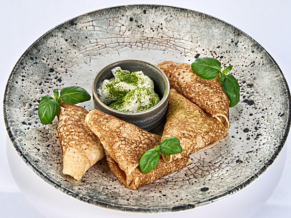 Блины с курицей, грибным соусом и сыром Пармезан