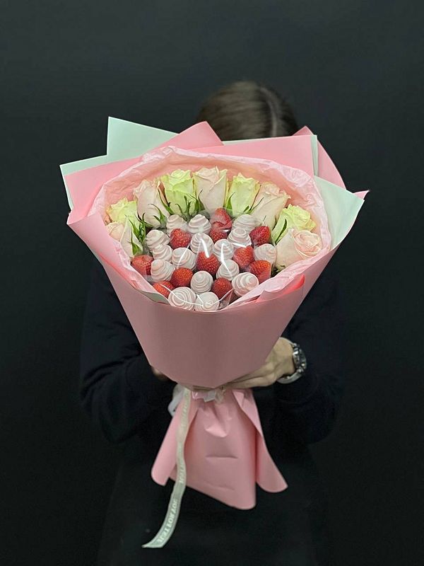 Букет с клубникой в школаде