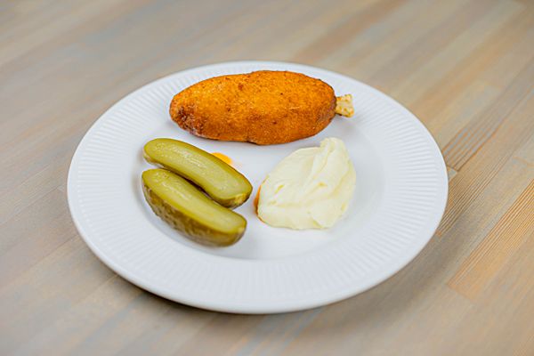 Котлета по-Киевски с картофельным пюре и соленым огурцом