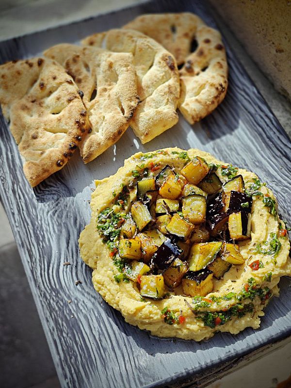 Хумус с баклажаном, трюфелем и соусом чимичурри