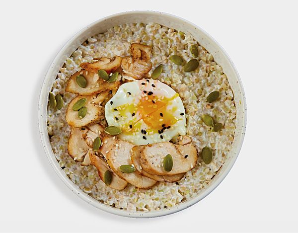 Зеленая гречка с яйцом пашот и запеченной курицей