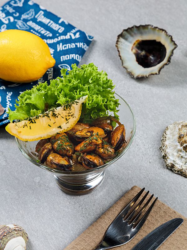 Мидии обжареные с луком