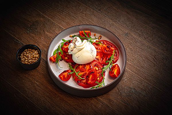 Буррата с помидорами и свекольным бальзамическим кремом