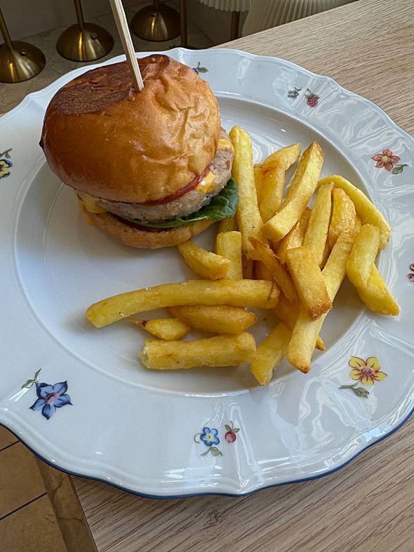 Мини бургер с куриной котлетой и картофелем фри