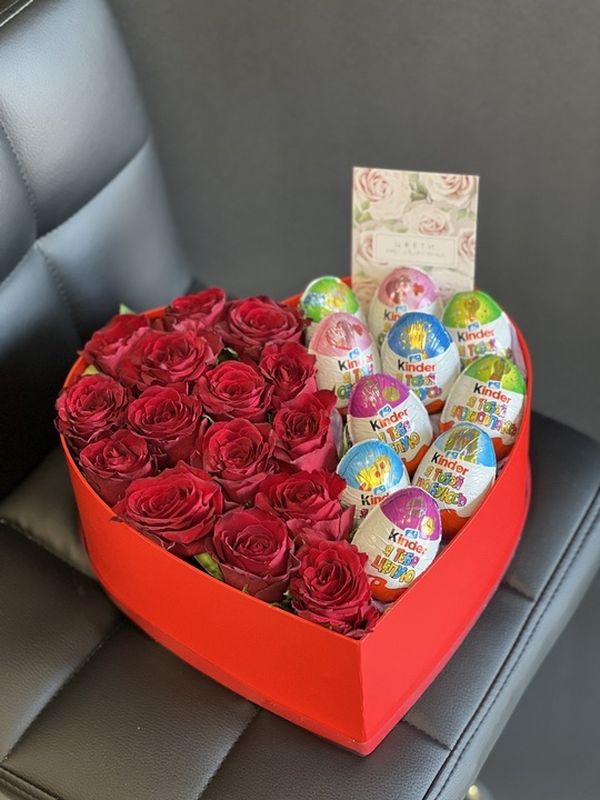 Композиция с розами и киндерами
