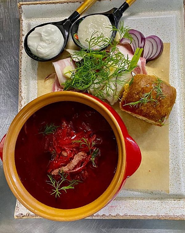 Борщ Украинский с салом и чесночной пампушкой