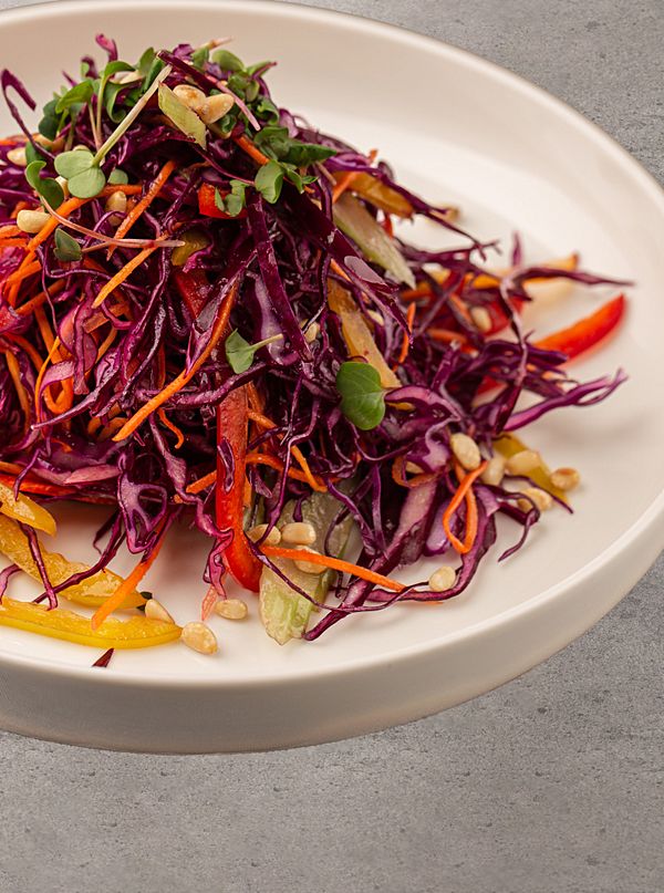 Салат из краснокочанной капусты со сладким перцем, сельдереем и кедровыми орехами