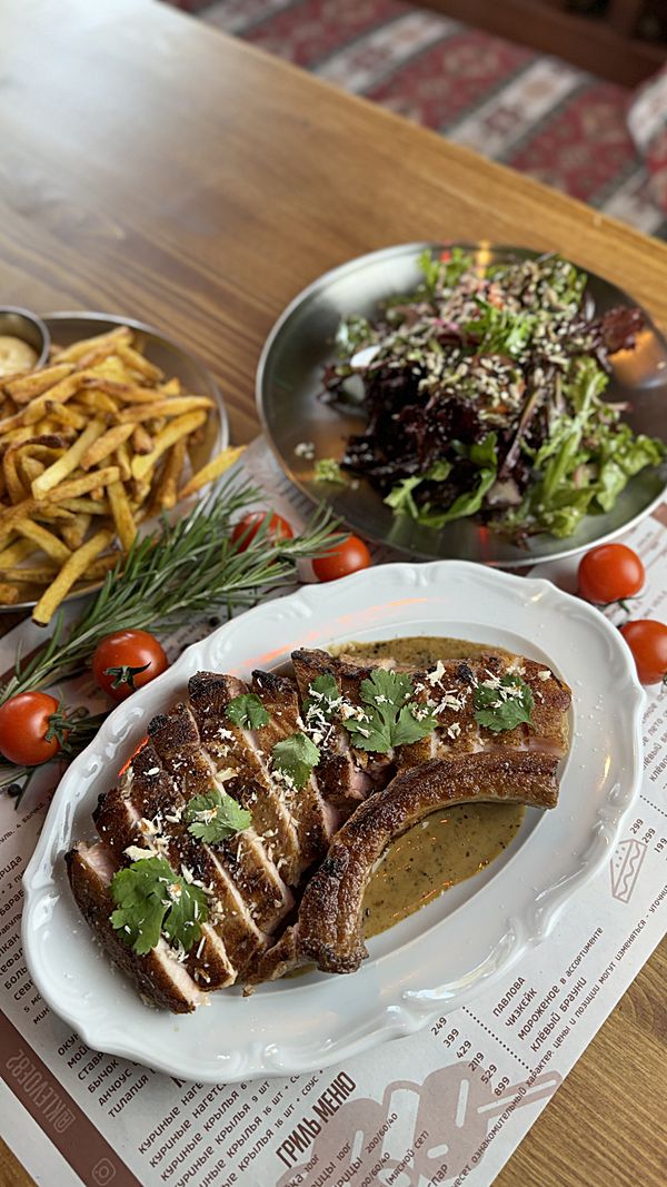 Свиной антрекот с фирменным соусом 