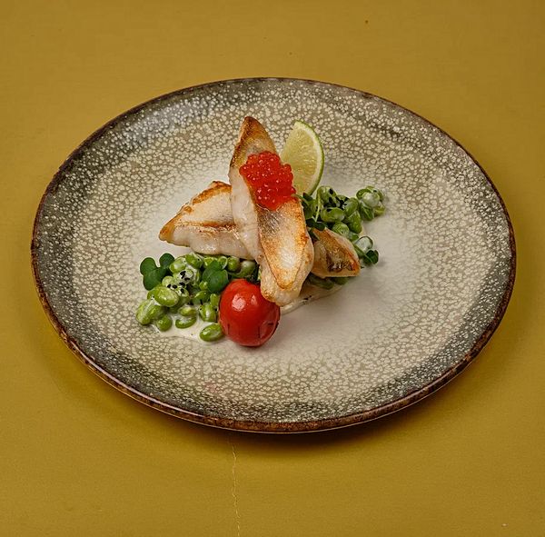 Стейк из белой рыбы с бобами эдамамэ