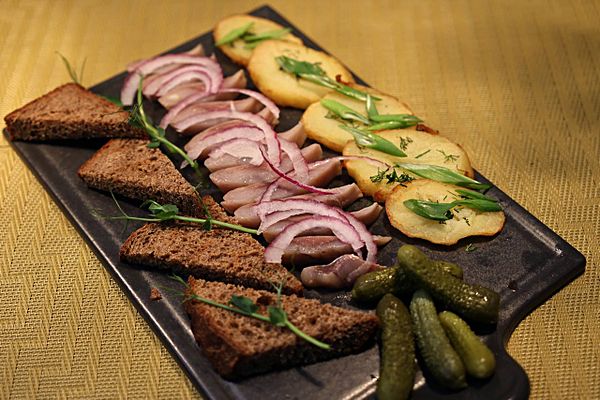 Селедка по-царски с жареным картофелем