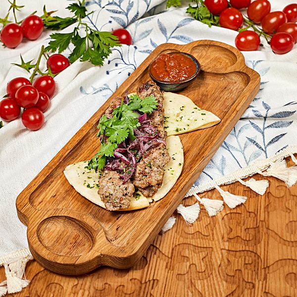 Люля-кебаб из баранины с лепешкой и шашлычным соусом