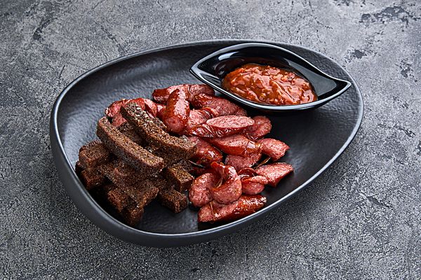 Охотничьи колбаски с гренками и домашней аджикой