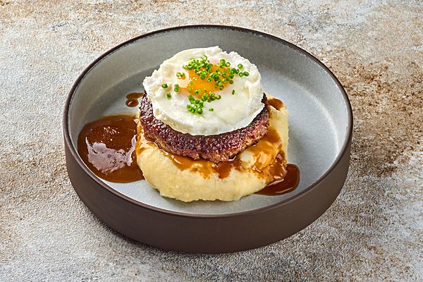 Бифштекс с картофельным пюре и глазуньей