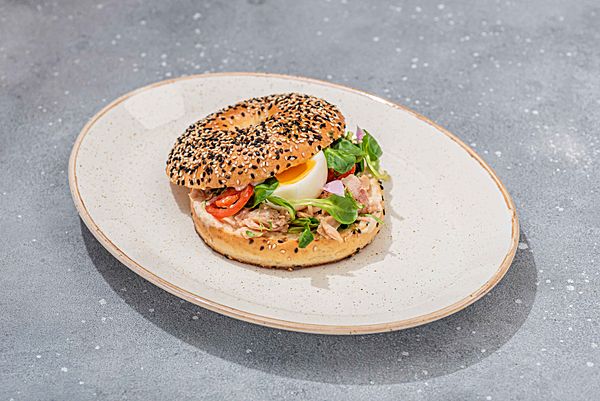 Бейгл с копченым тунцом, свежими томатами и яйцом 7-ми минуткой