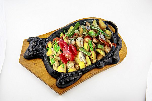 Картофель с грибами, спаржевой фасолью и луком