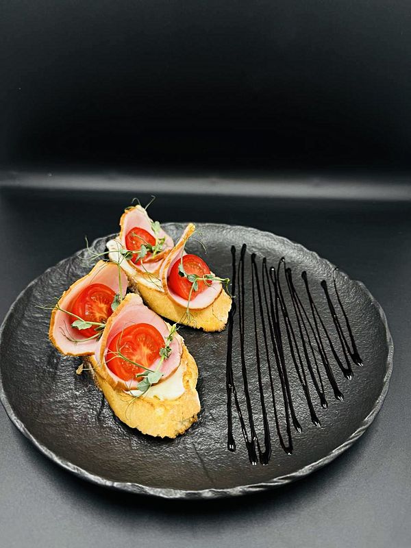 Брускетта с ветчиной