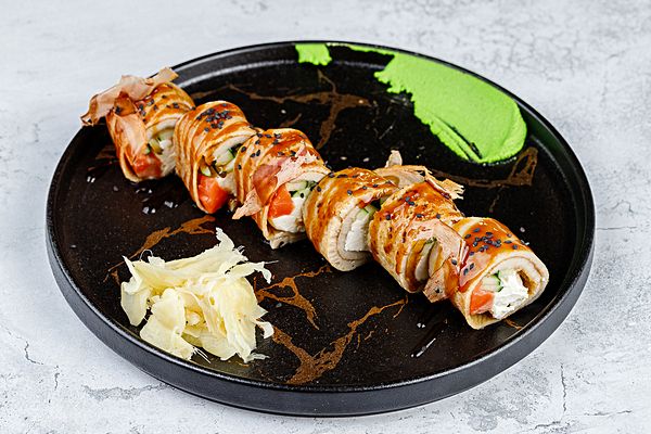 Ролл в омлете с лососем