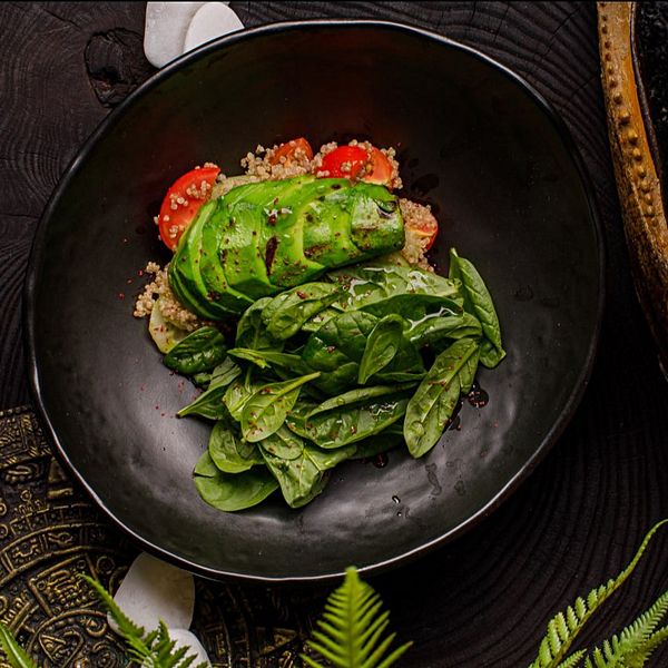 Зеленый салат с авокадо, киноа и свежим огурцом