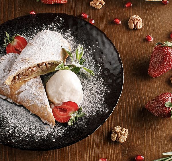 Штрудель с яблоком и грецким орехом