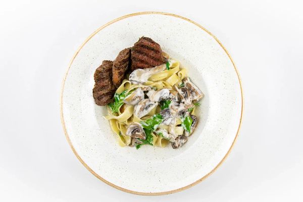 Фетучини с телятиной и грибами в сливочном соусе