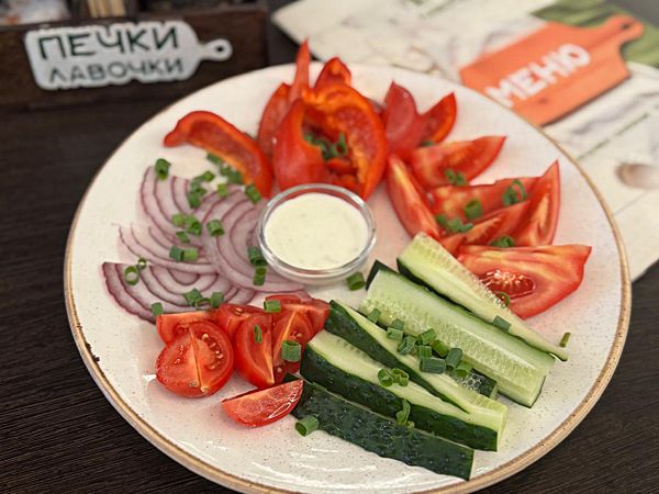 Ассорти из свежих овощей