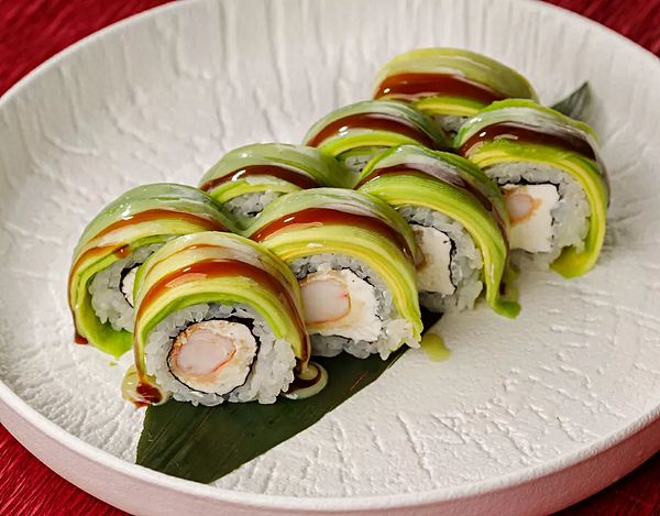 Ролл в авокадо с креветкой темпура и соусом васаби