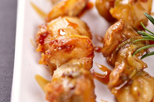 Черноморская рапана на мангале с чесночным соусом