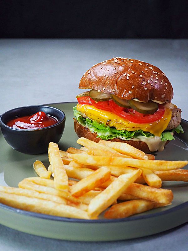 Бургер с индейĸой и соусом Джеĸ Дэниэлс